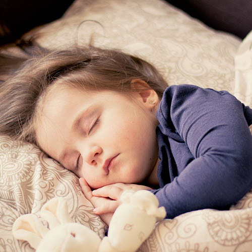  une maman avec son bébé pharmacie Berthault